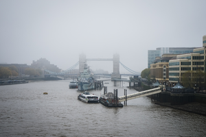london bridge foggy day